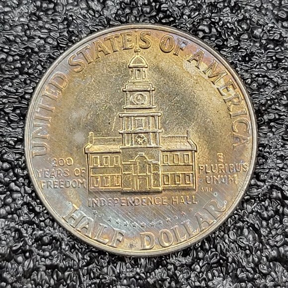 1776-1976 bicentennial Kennedy half dollar D Mint Mark. Light Rainbow toning. - Picture 2 of 3